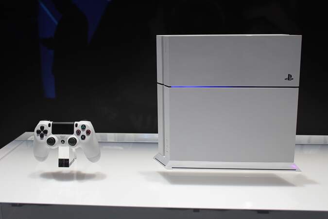 Forcément, on y trouve des consoles, comme ici, une PlayStation 4 blanche...