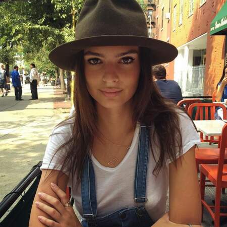 Emily Ratajkowski les chapeaux pour se protéger du soleil...