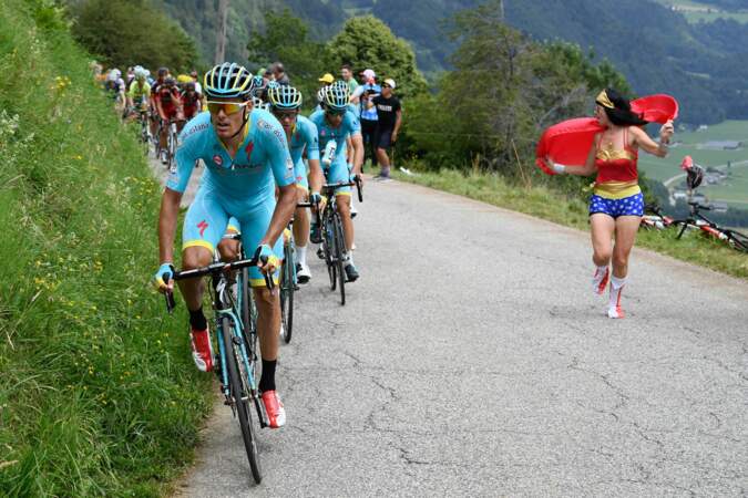Wonder Woman qui course les cyclistes