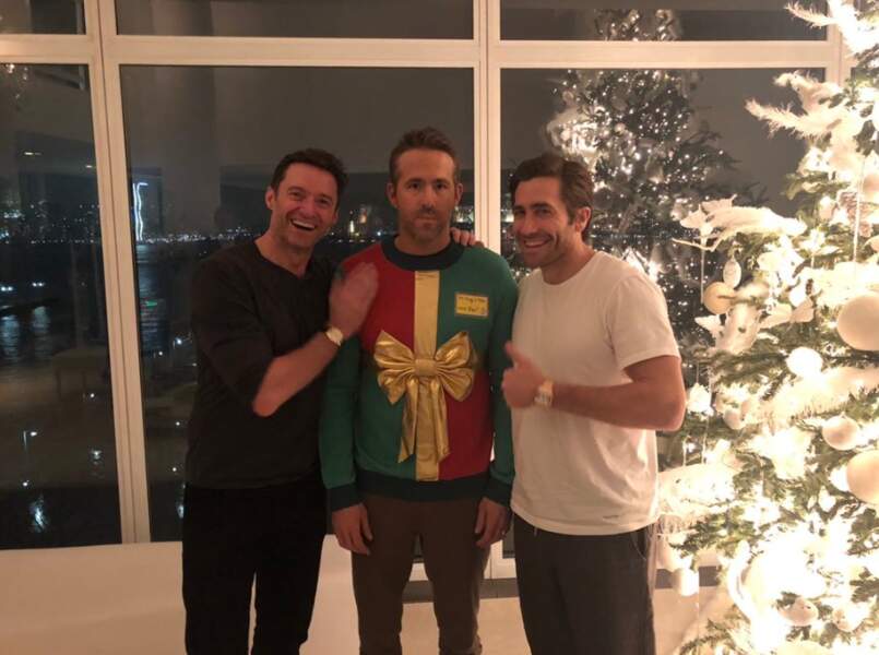 Et Ryan Reynolds s'est fait avoir par ses copains Hugh Jackman et Jack Gyllenhaal. Joli pull festif (en solo) !