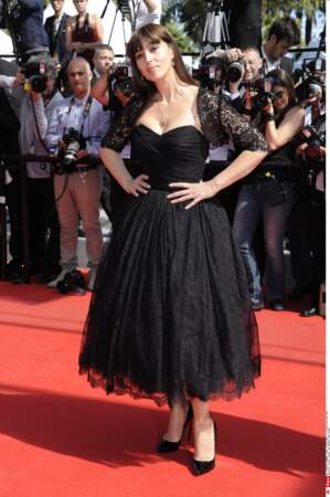 En 2014, Monica Bellucci est arrivée en robe noire en dentelle Dolce & Gabbana