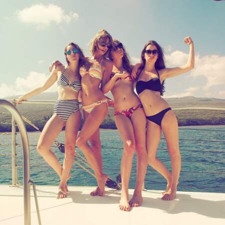 Pendant que Taylor Swift s'éclate en vacances avec ses copines. Quelles jambes ! 