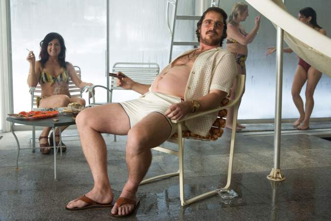 Adepte des transformations extrêmes pour ses rôles, Christian Bale s'est ici laissé pousser la bedaine