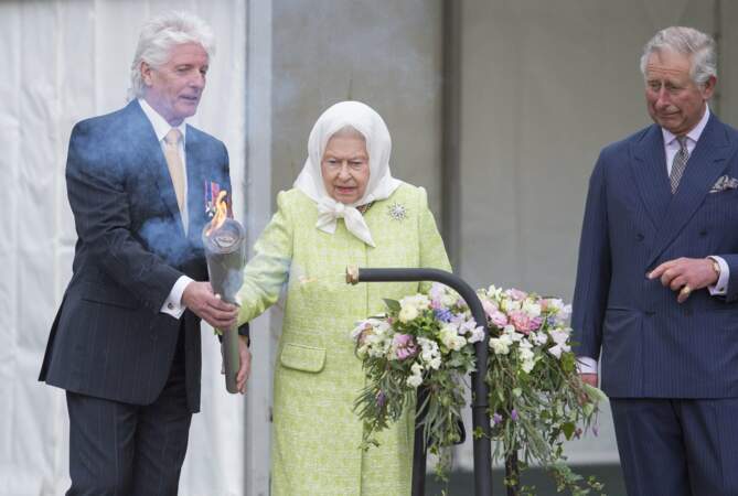 Puis la reine a été invitée à allumer un flambeau devant Windsor