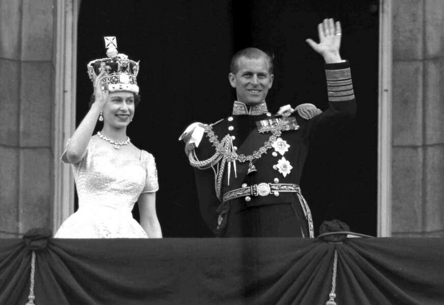 Le 2 juin 1953, Elisabeth est couronnée reine d'Angleterre, Philip devra désormais marcher deux pas derrière elle
