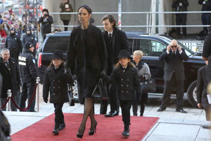 Céline Dion et ses proches sont arrivés dans une berline noire