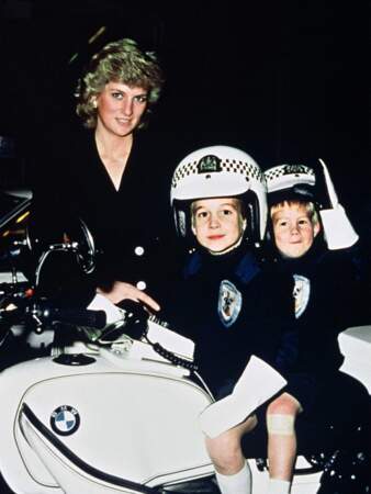Le Prince William (5 ans), son frère, le Prince Harry (3 ans) et Lady Diana. 