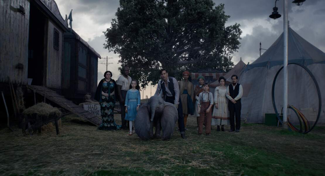 Holt Farrier (Colin Farrell) et ses enfants Milly (Nico Parker) et Joe (Finley Hobbins) doivent s'occuper de Dumbo