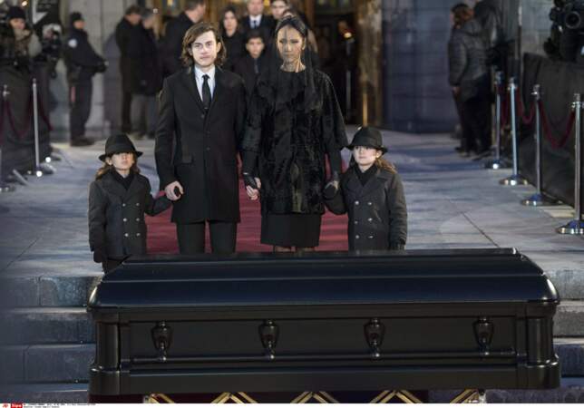 En deuil avec ses frères, aux funérailles de son père, le 22 janvier 2016