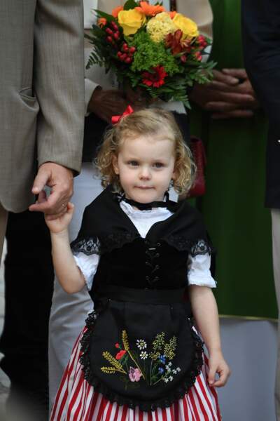 La princesse Gabriella, elle, tenait sagement la main de son père, le Prince Albert