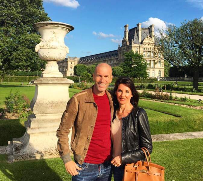 Pendant ce temps-là, Zizou fait du tourisme avec sa femme Véronique à Paris. 