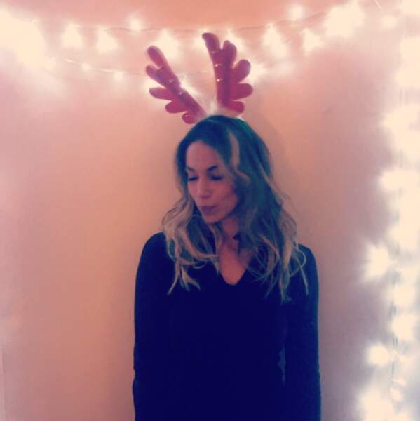 Clio Pajczer a choisi des oreilles de renne pour se mettre dans l'esprit de Noël