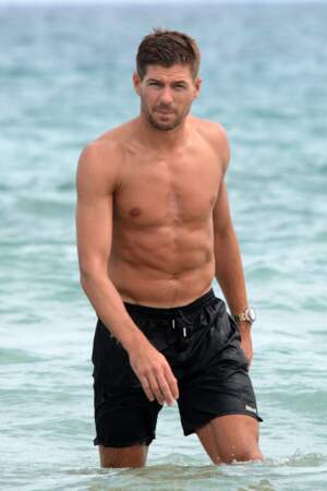 ... Pendant que Steven Gerrard fait la même chose à Ibiza ! 