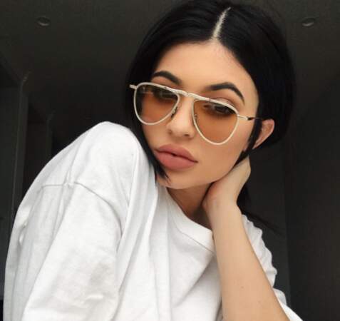 Et on en parle de ces lunettes de Kylie Jenner, façon Jacques Mesrine ? 