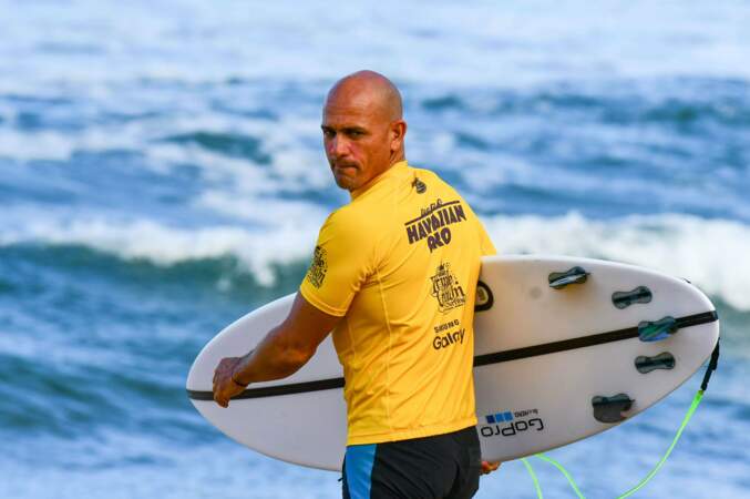 Mais les tournages ce n'est qu'un hobbie : il est avant tout champion de surf avec 11 titres de champion du monde !