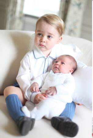 Début juin, George pose avec sa soeur Charlotte devant l'objectif de Kate Middleton, sa maman