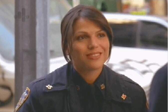 Dans New York Police Blues en 2004, elle porte plutôt bien l'uniforme !