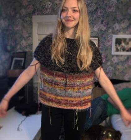 Et Amanda Seyfried a déjà bien avancé dans le tricotage de son nouveau top en maille ! Chapeau. 