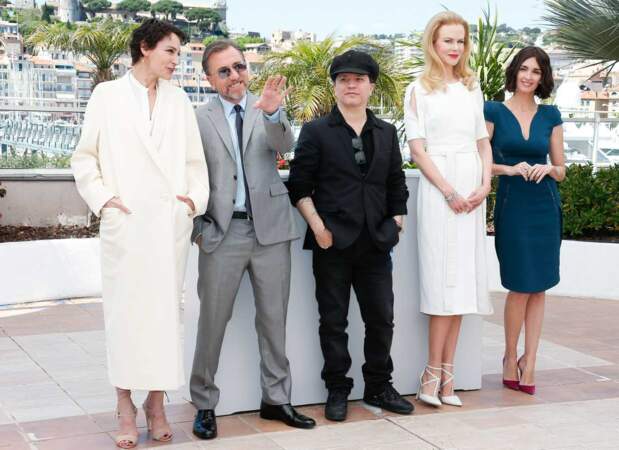Nicole Kidman et Tim Roth entourés d'une partie de l'équipe de Grace de Monaco. 