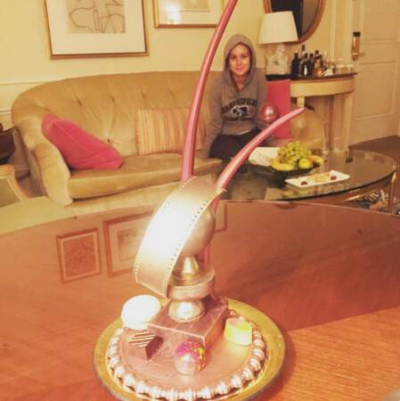 Avant la cérémonie, Brie Larson (meilleure actrice pour Room) vous présente son Golden Globe... en chocolat !