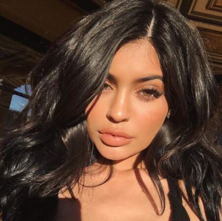 Encore un peu et les lèvres de Kylie Jenner vont exploser. 