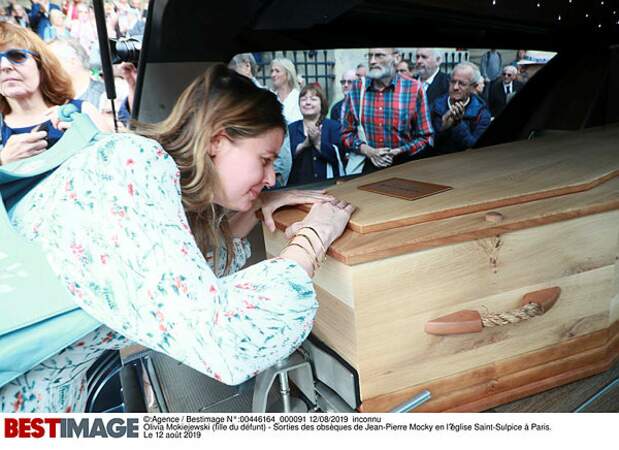 Olivia Mokiejewski se penche sur le cercueil de son père