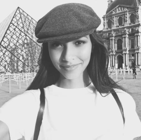 Et Flora Coquerel a fait la touriste devant la pyramide du Louvre. 