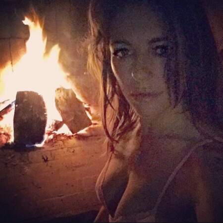 Liz Hurley en dentelles devant un feu de cheminée. C'est nous ou il fait chaud ? 