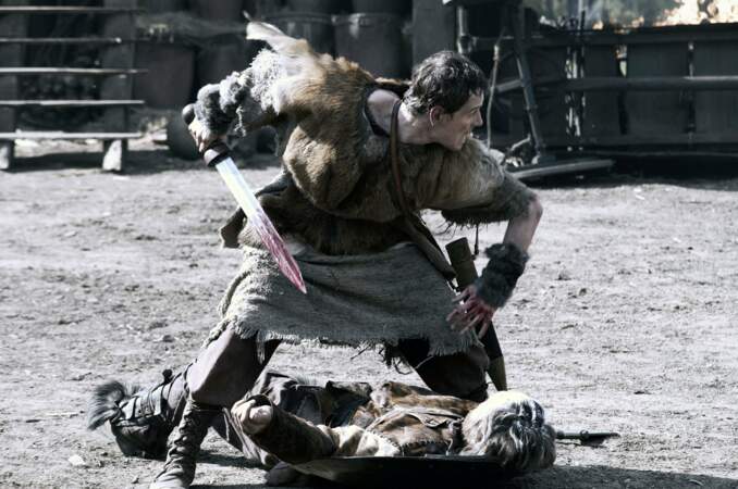L'acteur porte à merveille à la peau de bête dans Centurion (2010)