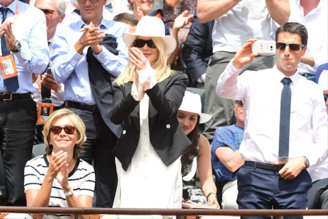 Dans une robe blanche Louis Vuitton, Nicole Kidman a suivi avec attention les échanges