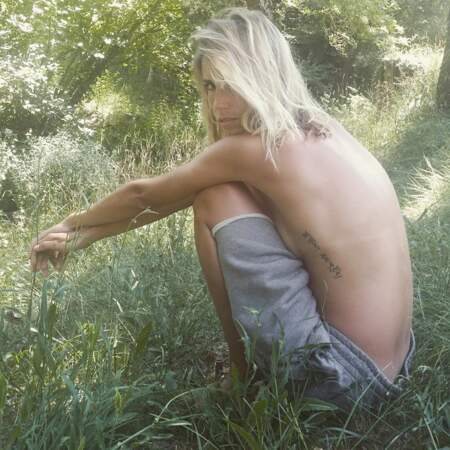 Alexandra Rosenfeld se promène dans la forêt topless. En communion avec la nature. 