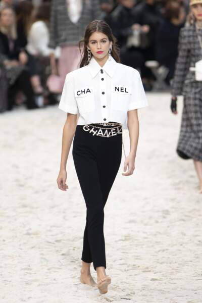 Kaya Gerber défile pour Chanel lors de la Fashion Week Printemps-Eté 2019 à Paris