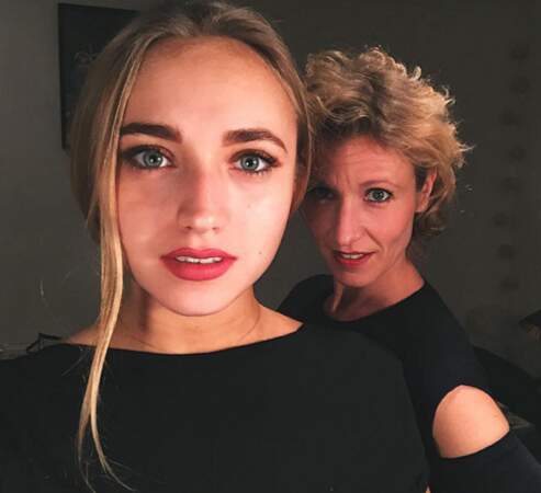 Et selfie mère-fille pour Alexandra Lamy et Chloé Jouannet. 