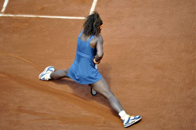 Excusez, on rectifie : la position TRÈS étrange de Serena Williams.