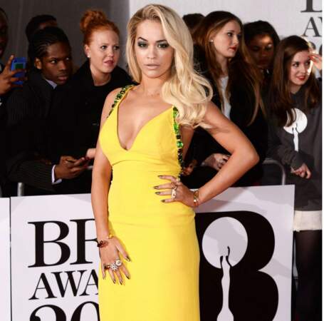 Dans sa robe jaune, Rita Ora était resplendissante ! 