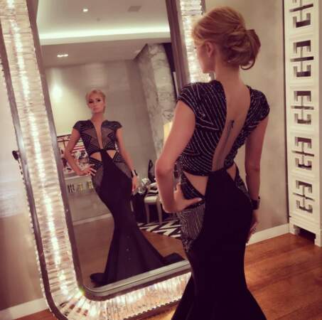 Paris Hilton en robe de soirée.