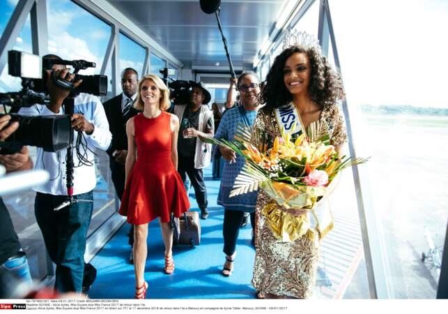 Miss France 2017, tout sourire à son arrivée à l'aéroport de Cayenne.
