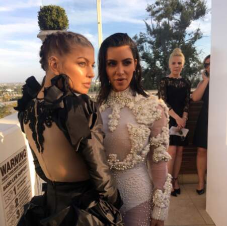 Kim Kardashian ou la joie de vivre, même à côté de sa copine Fergie. 