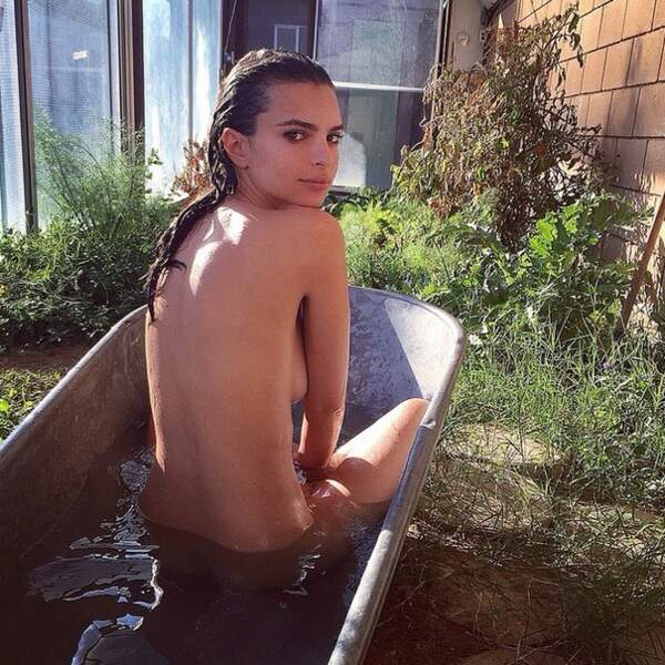 Cette semaine sur Instagram : On a vu Emily Ratajkowski prenant son bain !
