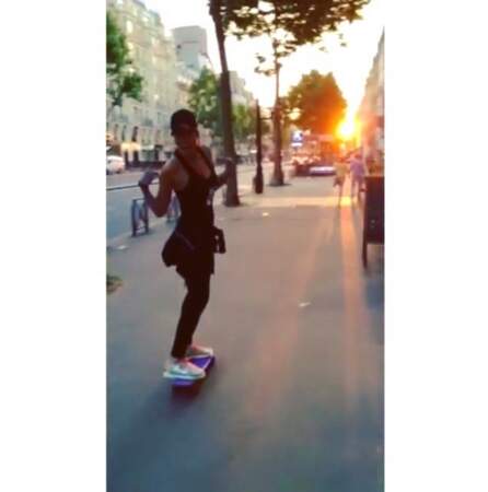 La skateuse arpente les rues de Paris