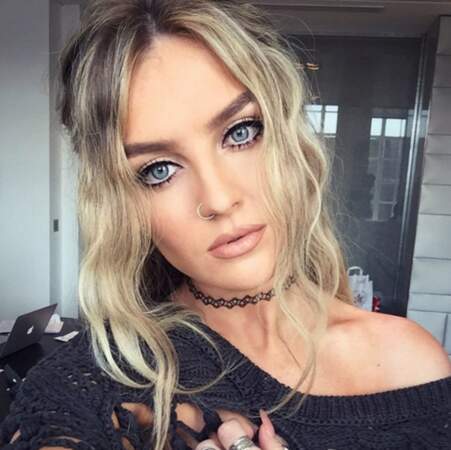 Perrie Edwards a sorti le collier 90's. 