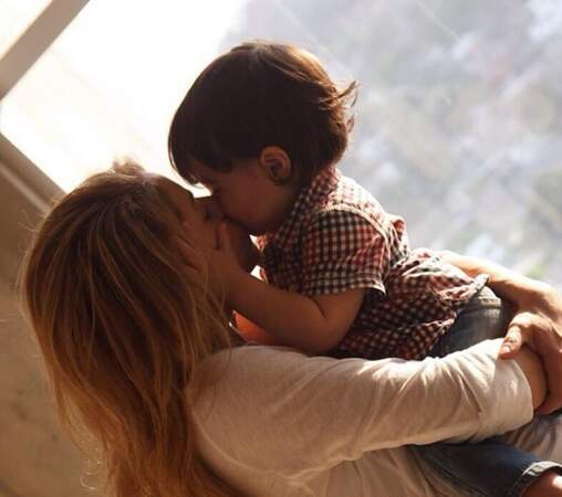 Quoi de plus beau qu'un doux moment entre un enfant et sa maman ? Voici la chanteuse Shakira avec son petit Milan !