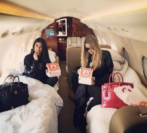 Kourtney et Khloé Kardashian se goinfraient entre soeurs dans leur jet privé. 