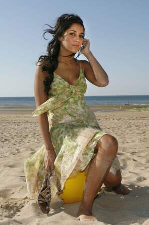 Seule sur le sable, les cheveux dans le vent... Cabourg, 2006