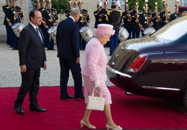 Certes courbée, la reine continue d'assurer brillamment ses obligations de Queen