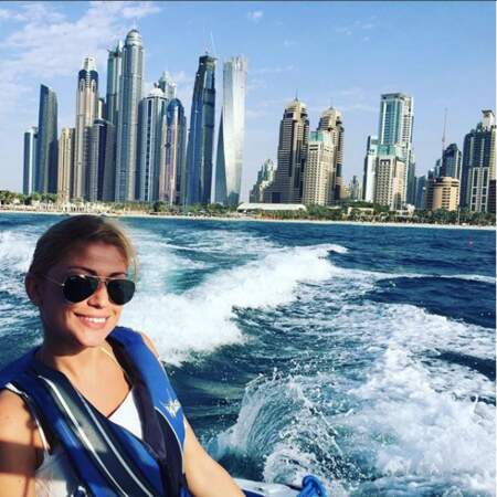 Elle se prend en photo lors d'un petit tour en bateau à Dubai…