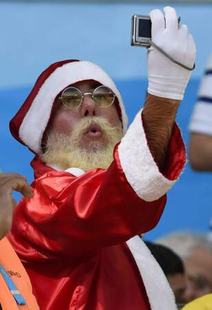 Hé oui, le père Noël a lui aussi cédé à la mode des selfies