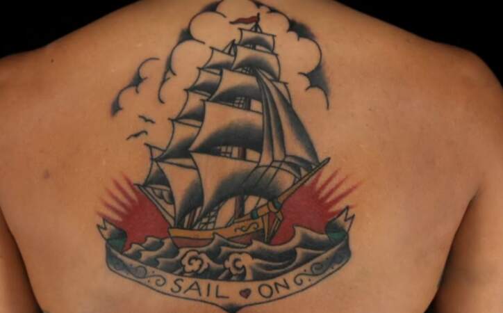 Le tatouage d'un navire en haut du dos (saison 5)