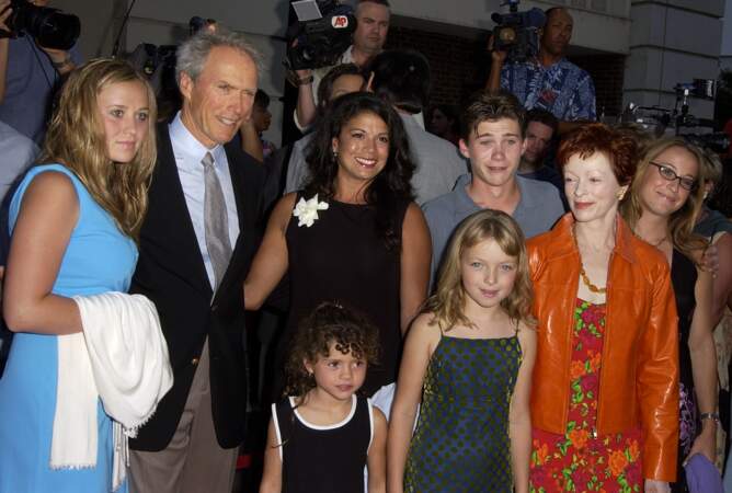 Une petite partie de la tribu Eastwood, avec son ex, sa nouvelle femme, et quatre de ses enfants.