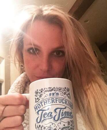 Britney Spears s'est visiblement couchée les yeux maquillés, mais elle boit du thé donc on lui pardonne. 